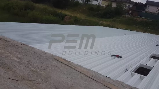 PEM aréna Stará Ľubovňa - Montáž trapézového plechu na prevádzkovej budove