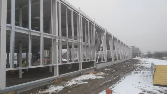 Sklad a prevádzková budova Q-99 - Prípravné práce pre montáž stenových panelov